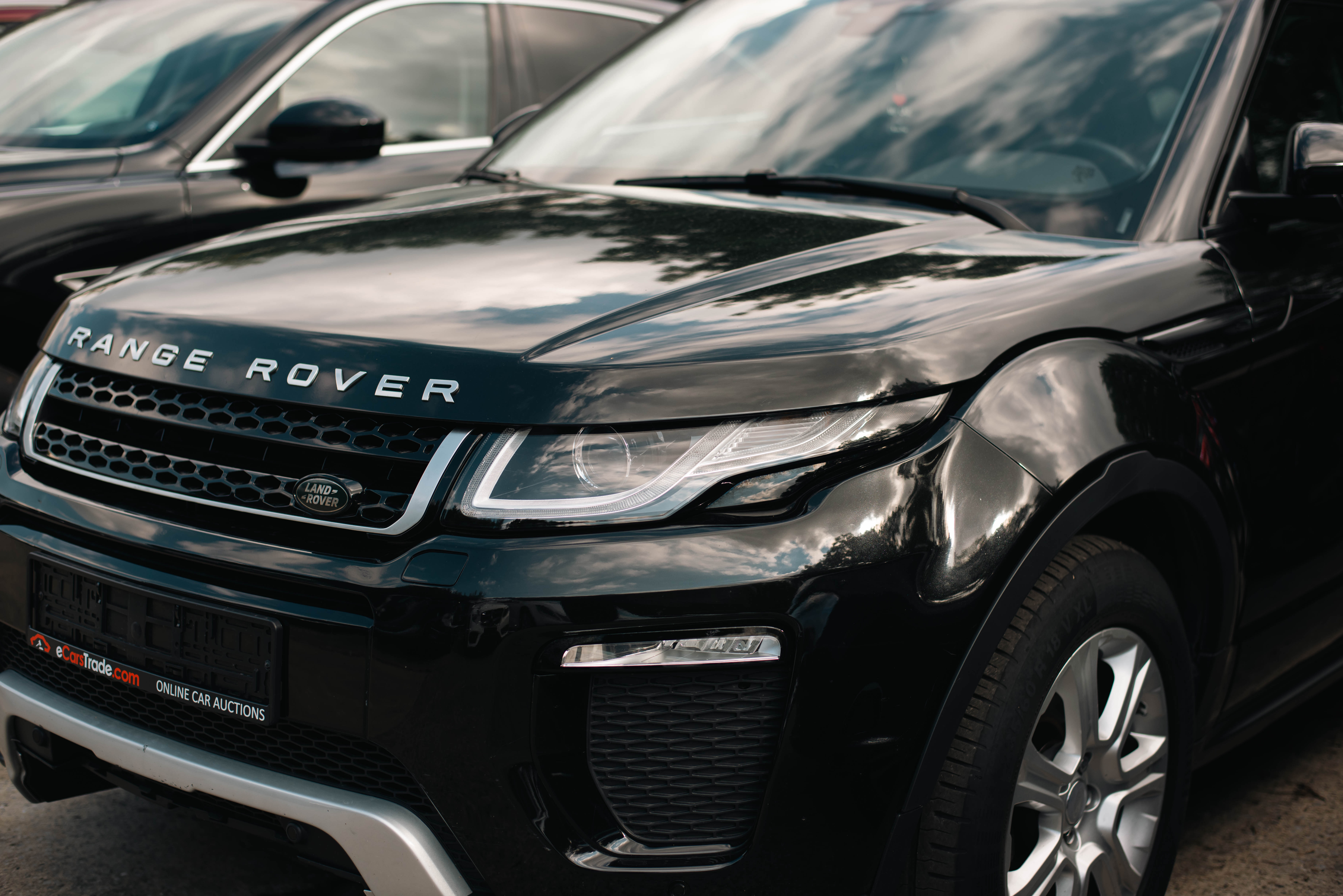 melns Land Rover novietots eCarsTrade autostāvvietā