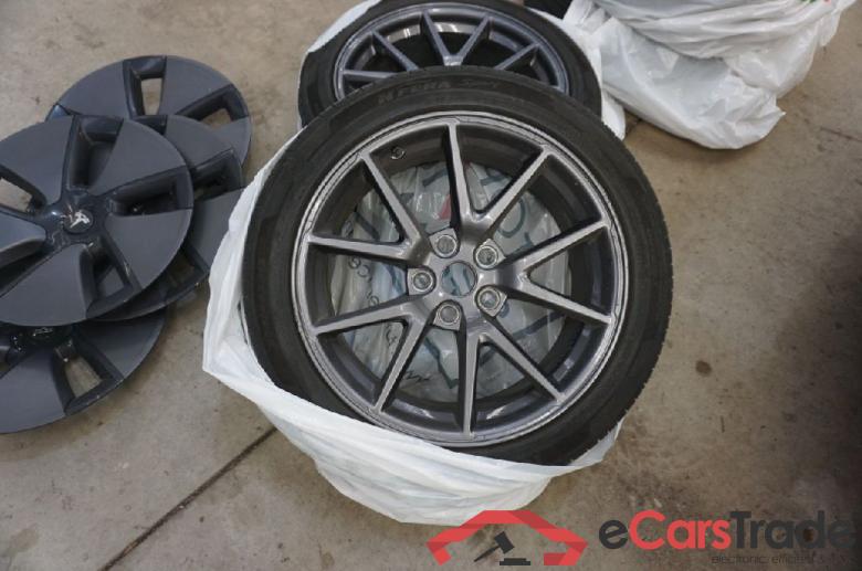 Tesla Model 3 ´18 BEV TESLA Model 3 Standard Reichweite Plus Hinterradantrieb 4d 208kW