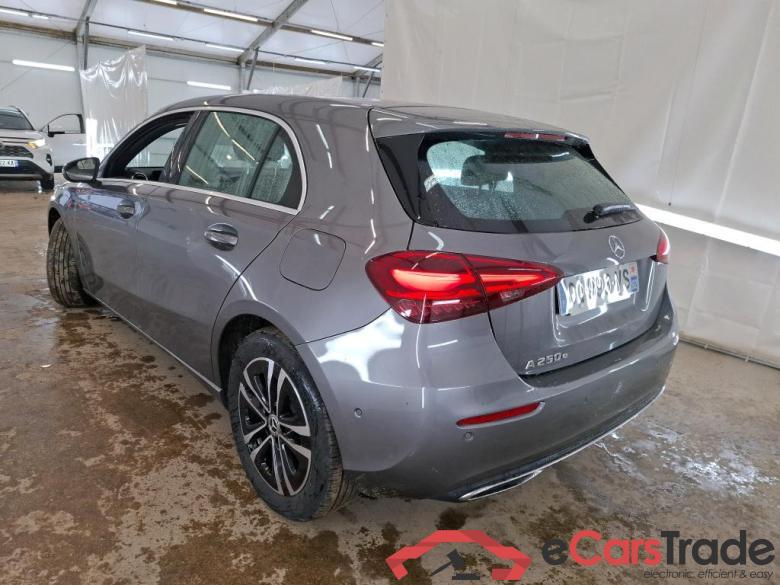 Mercedes A 250 e Business Line 8G-DCT MERCEDES-BENZ Classe A Compact / 2022 / 5P / Berline A 250 e Business Line 8G-DCT #2