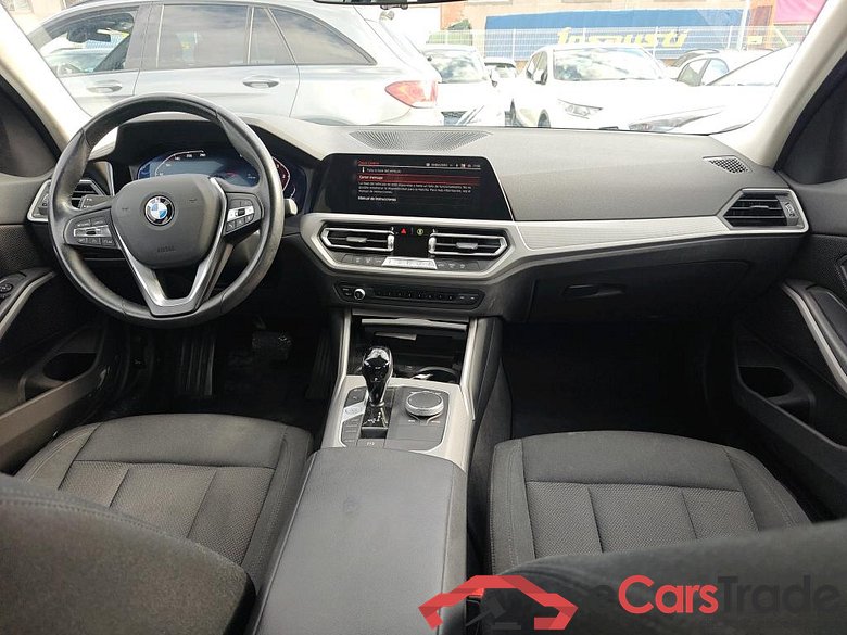 BMW Serie 3 / 2018 / 4P / sedán 318d Auto. #3