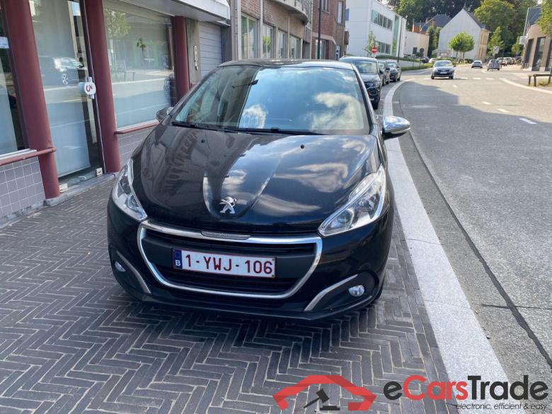 PEUGEOT 208 1.2i PureTech Style #1