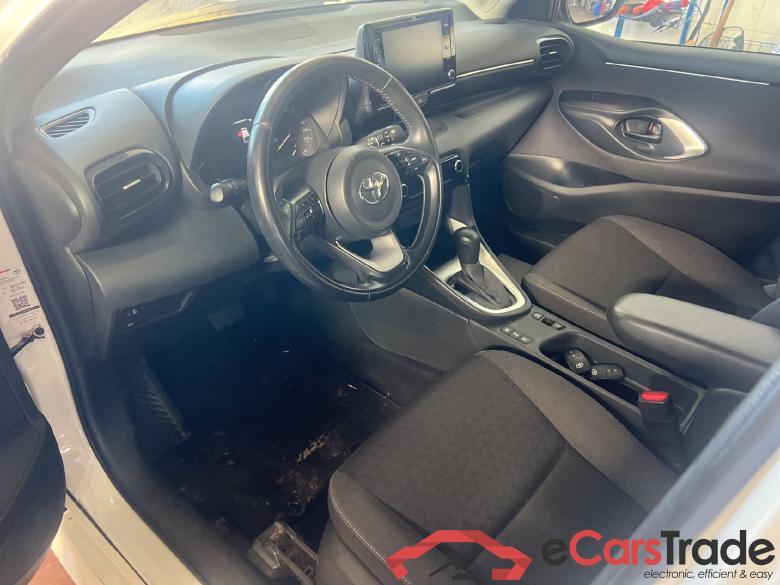 Yaris / 2020 / 5P / berlina con portón 1.5 120H Active Tech #3