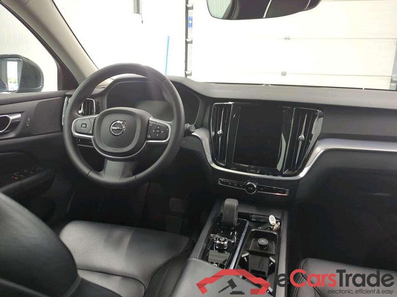 VOLVO V60 2.0 B4 Momen Bns #3