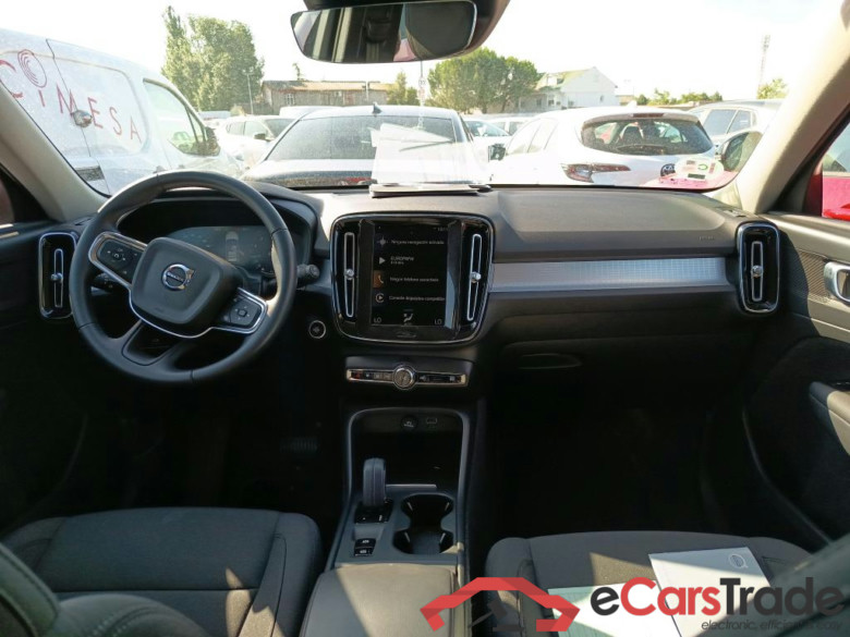VOLVO XC40 / 2017 / 5P / todoterreno 1.5 T2 Momentum Auto #3