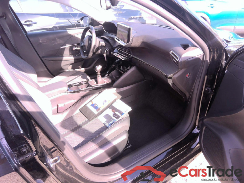 Peugeot 208 Allure 1.2 PureTech 100 S&S BVM6 #3