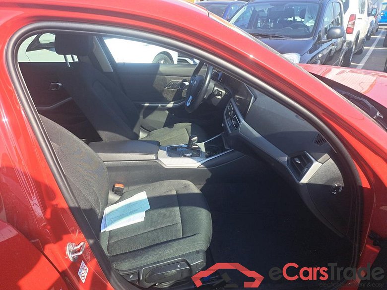BMW Serie 3 / 2018 / 4P / sedán 318d Auto. #6
