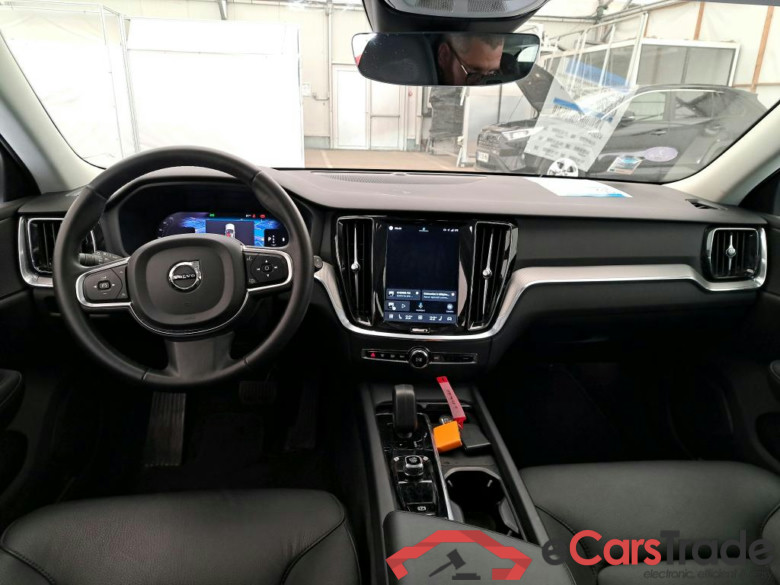 VOLVO V60 / 2018 / 5P / Break B3 163 DCT 7 Momentum Business #5
