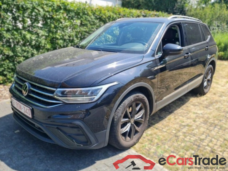 Volkswagen Tiguan Allspace 1.5 TSI Life Pano LED Virtual Ambient ACC Navi Leather KeylessGo Camera Klima PDC ...