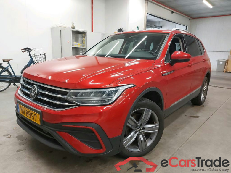 VOLKSWAGEN - VW  TIGUAN Allspace TSI 150PK DSG Life With Nav Discover Media & Third Row Seats & Area View & Rear View & Park Assist & 19 Inch Alloy & Towing Hook & Pano Roof * PETROL *